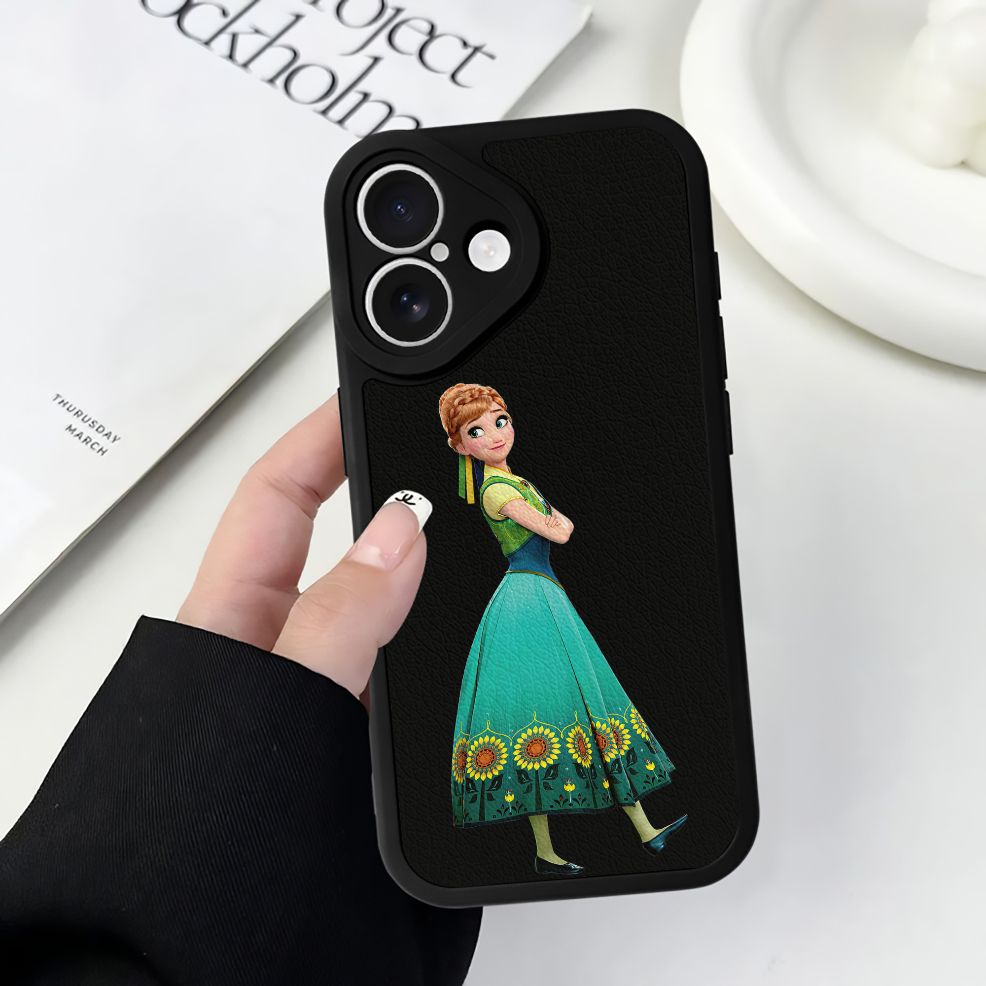 （画像用） アナと雪の女王 アンナ エルサ Frozen Anna Elsa 【iPhone 16シリーズ対応】シリコンスマホケース（レザー調） 材質：シリコン